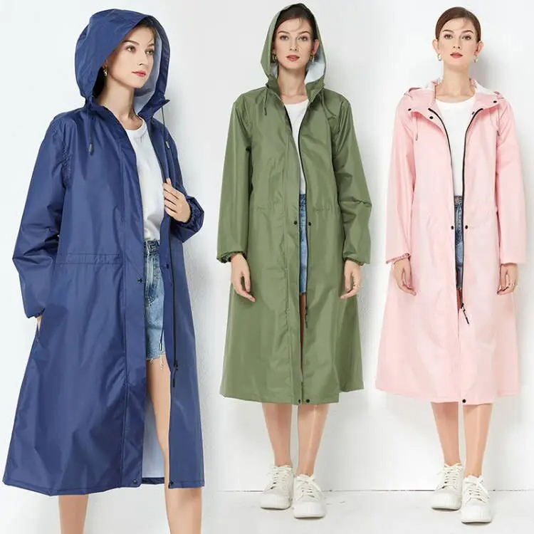Trench impermeabile donna, silhouette allungata e protettiva, adatta a diverse occasioni.