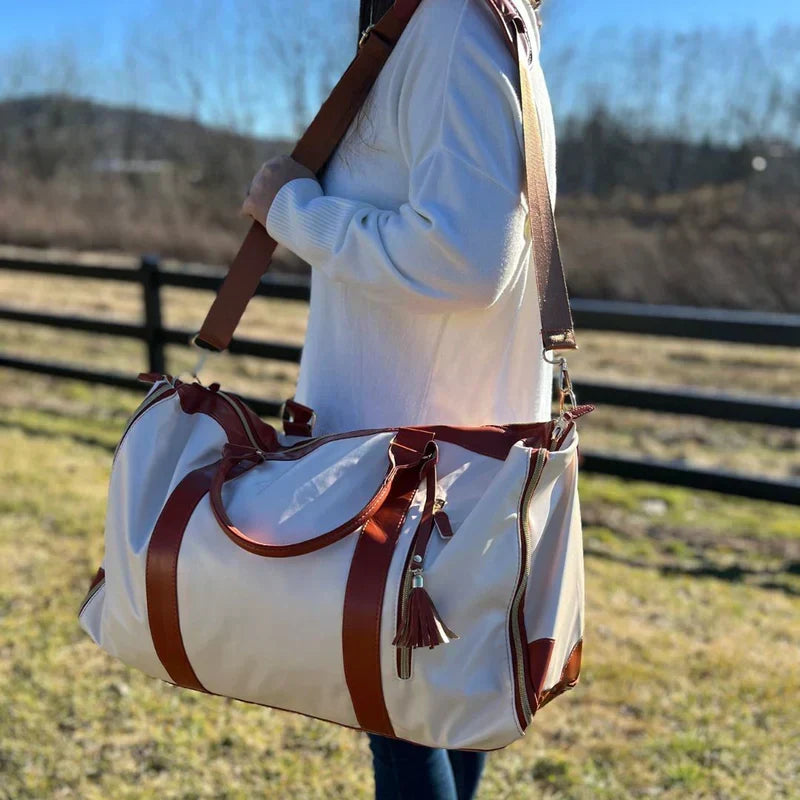 Borsa porta abiti da viaggio aperta, scomparti interni per organizzazione abiti senza pieghe, accessorio pratico.