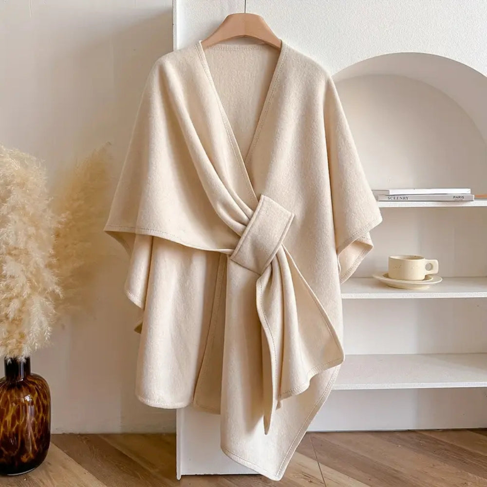 Poncho invernale elegante, mantella oversize per un look chic e protetto dal vento.