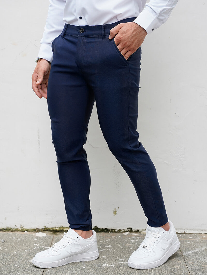 Massima libertà con pantaloni uomo slim fit elasticizzati blu scuro, comfort tutto il giorno.