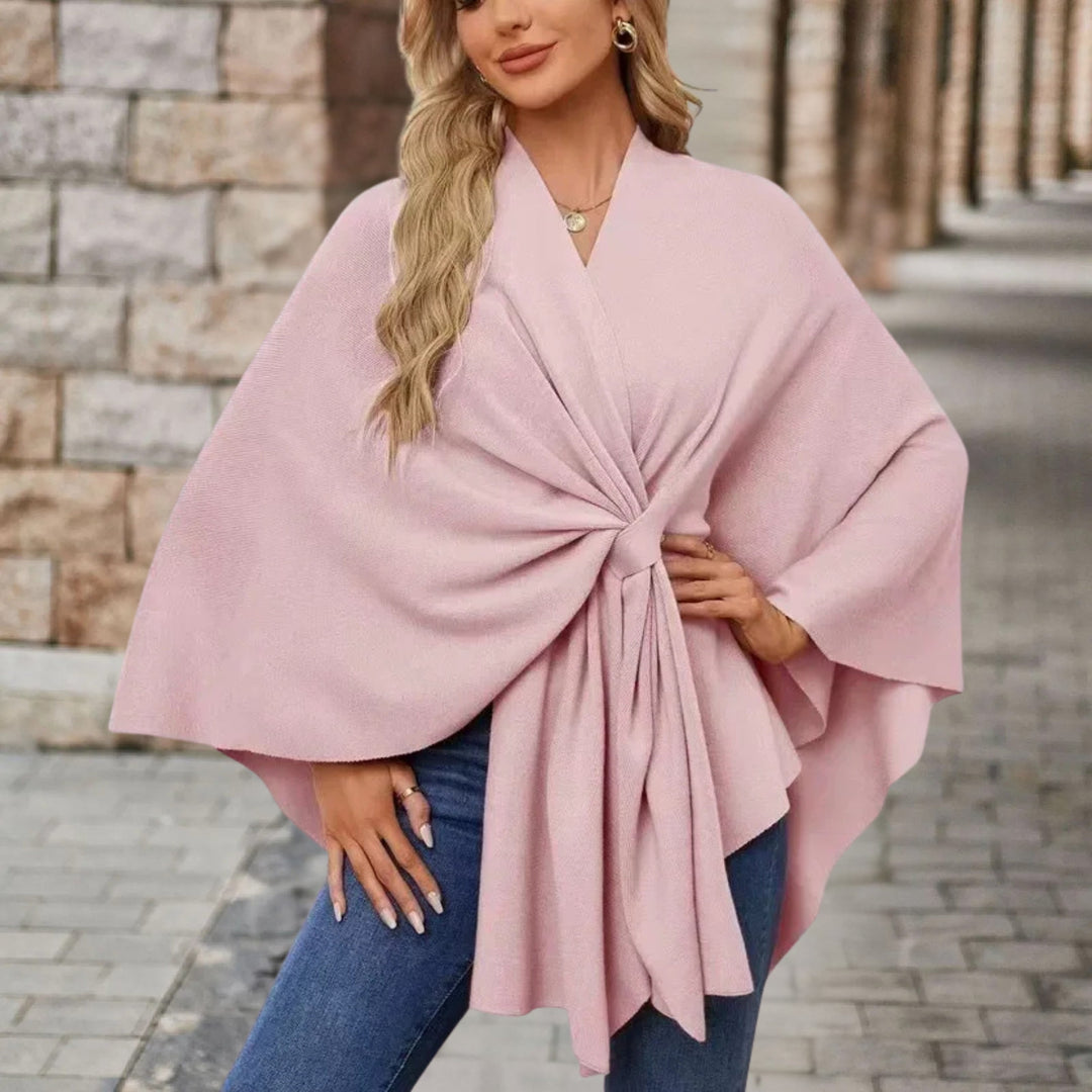 Poncho elegante donna con fiocco decorativo. Look chic e versatile. Perfetto per la moda e il comfort.