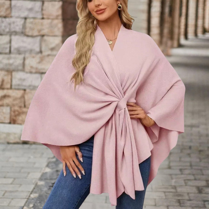 Poncho elegante donna con fiocco decorativo. Look chic e versatile. Perfetto per la moda e il comfort.