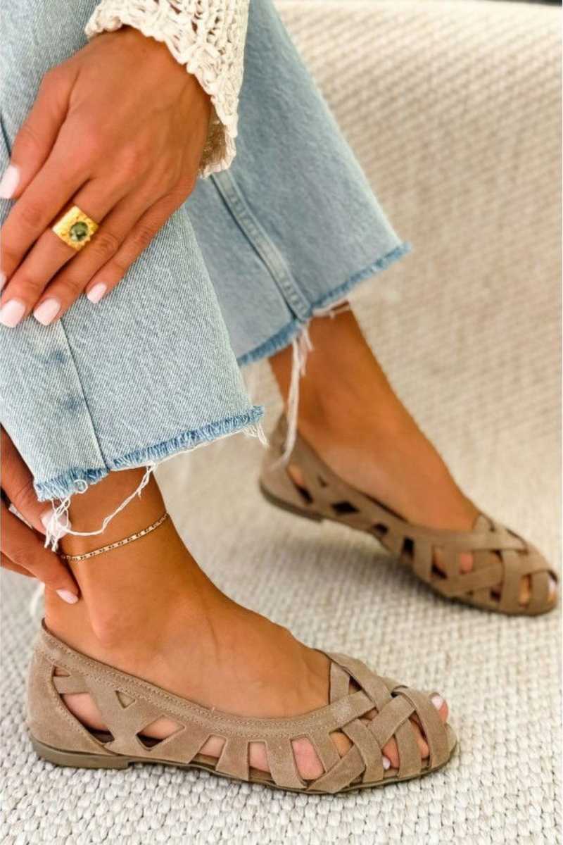 Vista frontale: sandali donna piatti intrecciati, perfetti per la stagione estiva, comfort garantito.