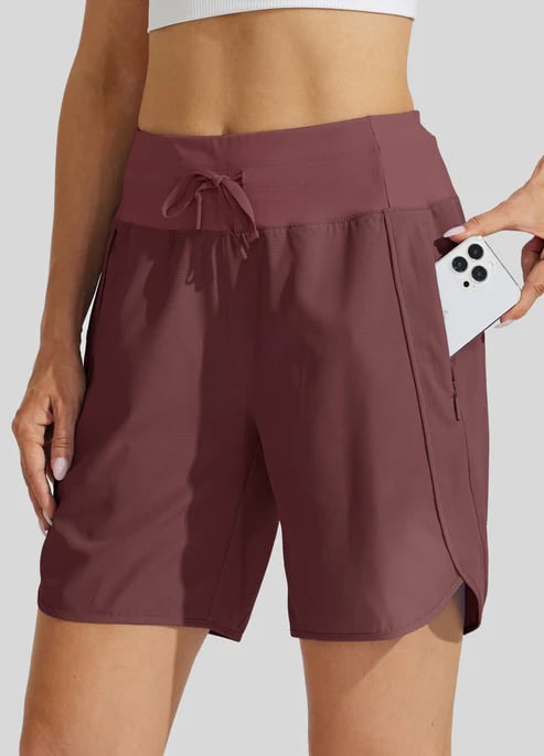 Modella cammina in shorts donna vita alta, mostrando comfort e il look casual chic per il tempo libero.