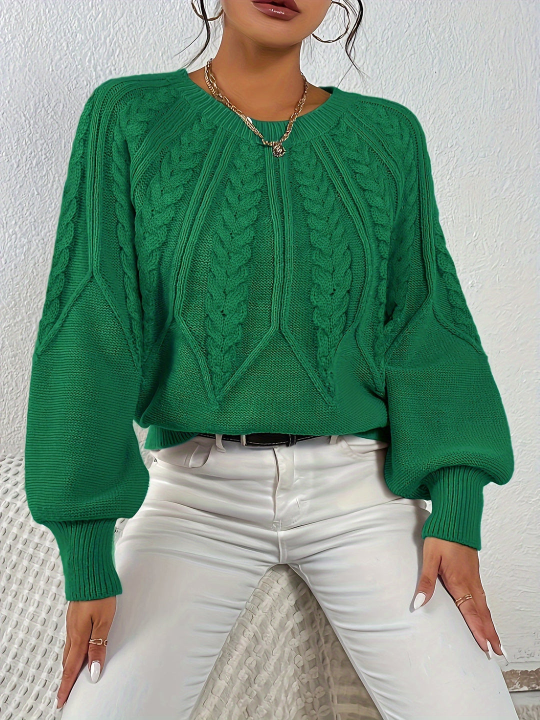 Maglia a trecce, maniche a palloncino. Il maglione donna ideale per un look casual.