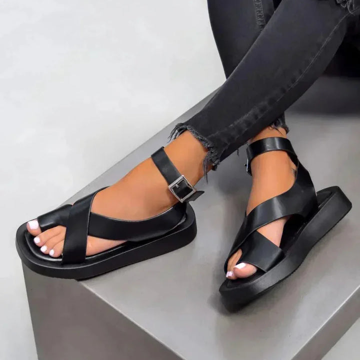 Eleganti sandali donna estivi a punta aperta. Calzature casual leggere perfette per la moda donna.