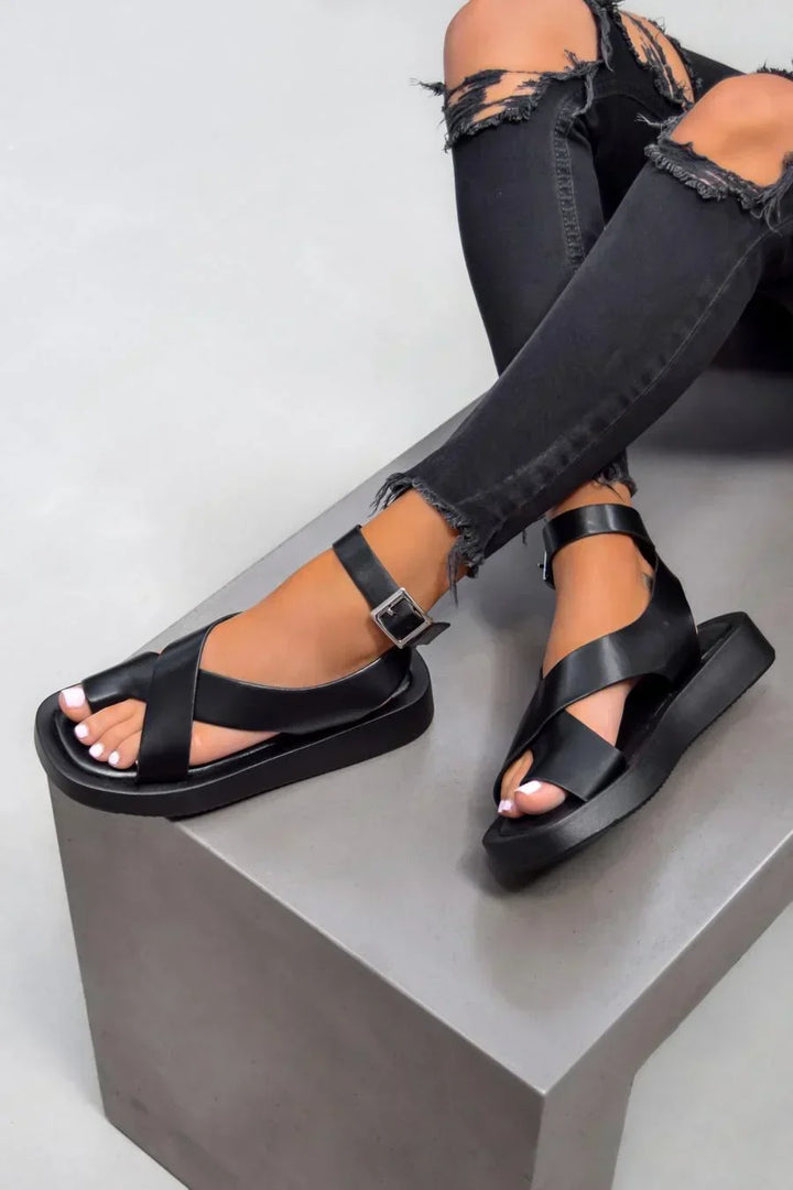 Sandali donna gladiatore alla moda con suola spessa, ideali per look estivi eleganti e casual.