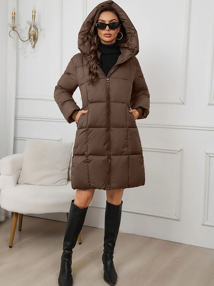 Elegante piumino lungo donna imbottito, con cappuccio e zip, per un look invernale comodo e alla moda.
