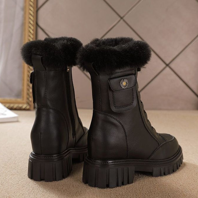 Robusti stivali neve uomo con suola antiscivolo per trazione sicura, affronta le giornate più fredde con stile.