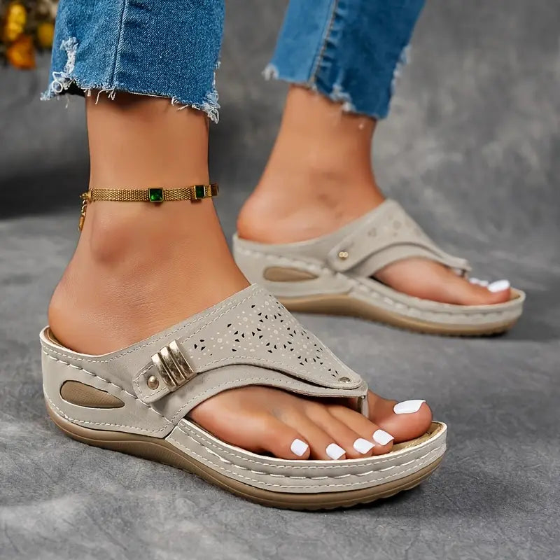 Sandali infradito donna, calzature estive che uniscono comodità e uno stile casual-chic impeccabile.