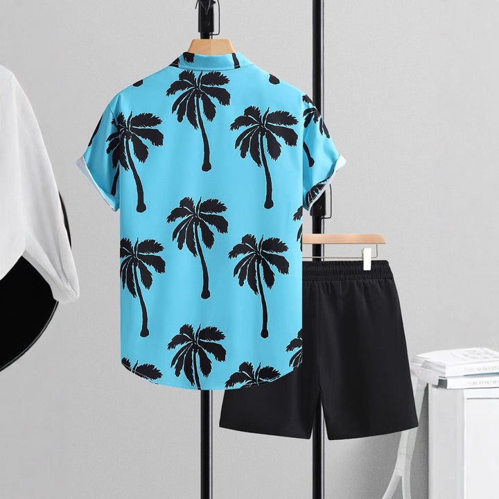 Moda uomo estiva: set casual azzurro con camicia e shorts. Ideale per tempo libero, spiaggia e outfit rilassanti.