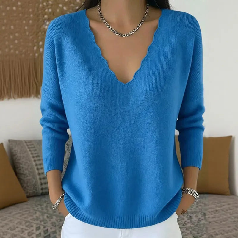 Maglia donna calda e versatile, con elegante scollo a V e dettagli ondulati. Moda autunnale.