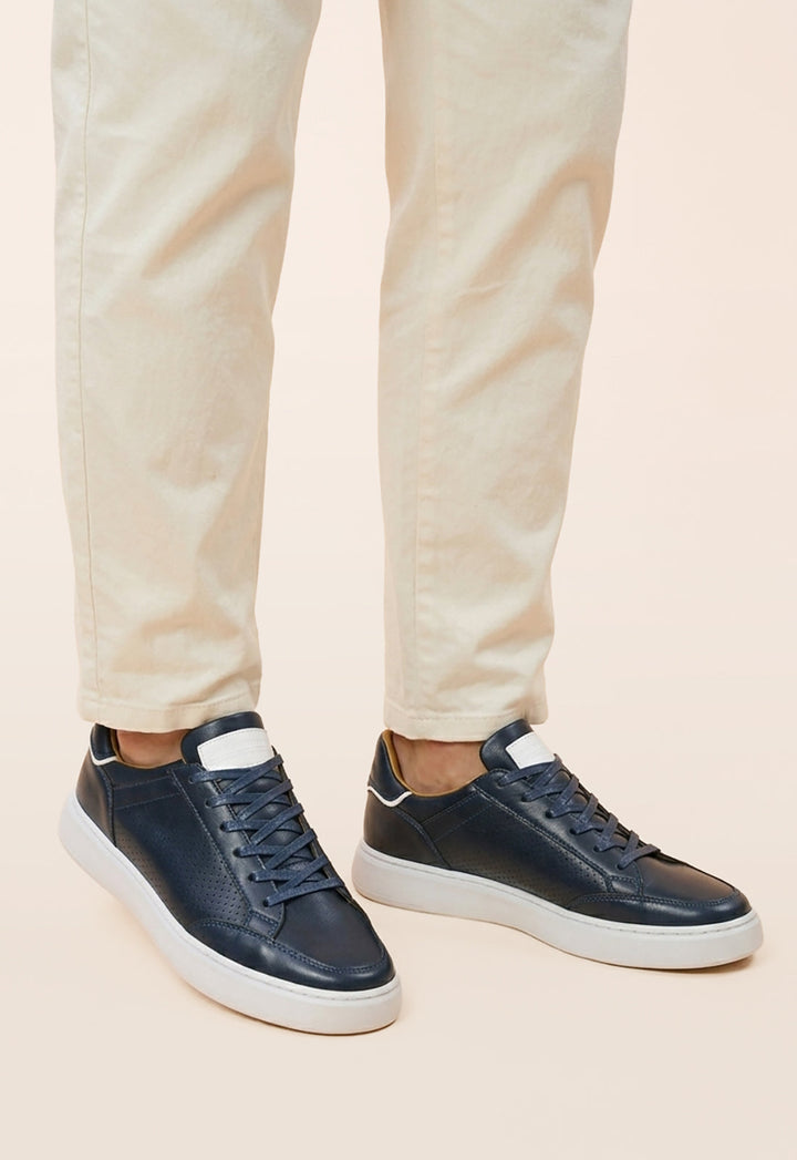Eleganti sneakers da uomo, scarpe basse versatili per outfit casual e formali moderni.