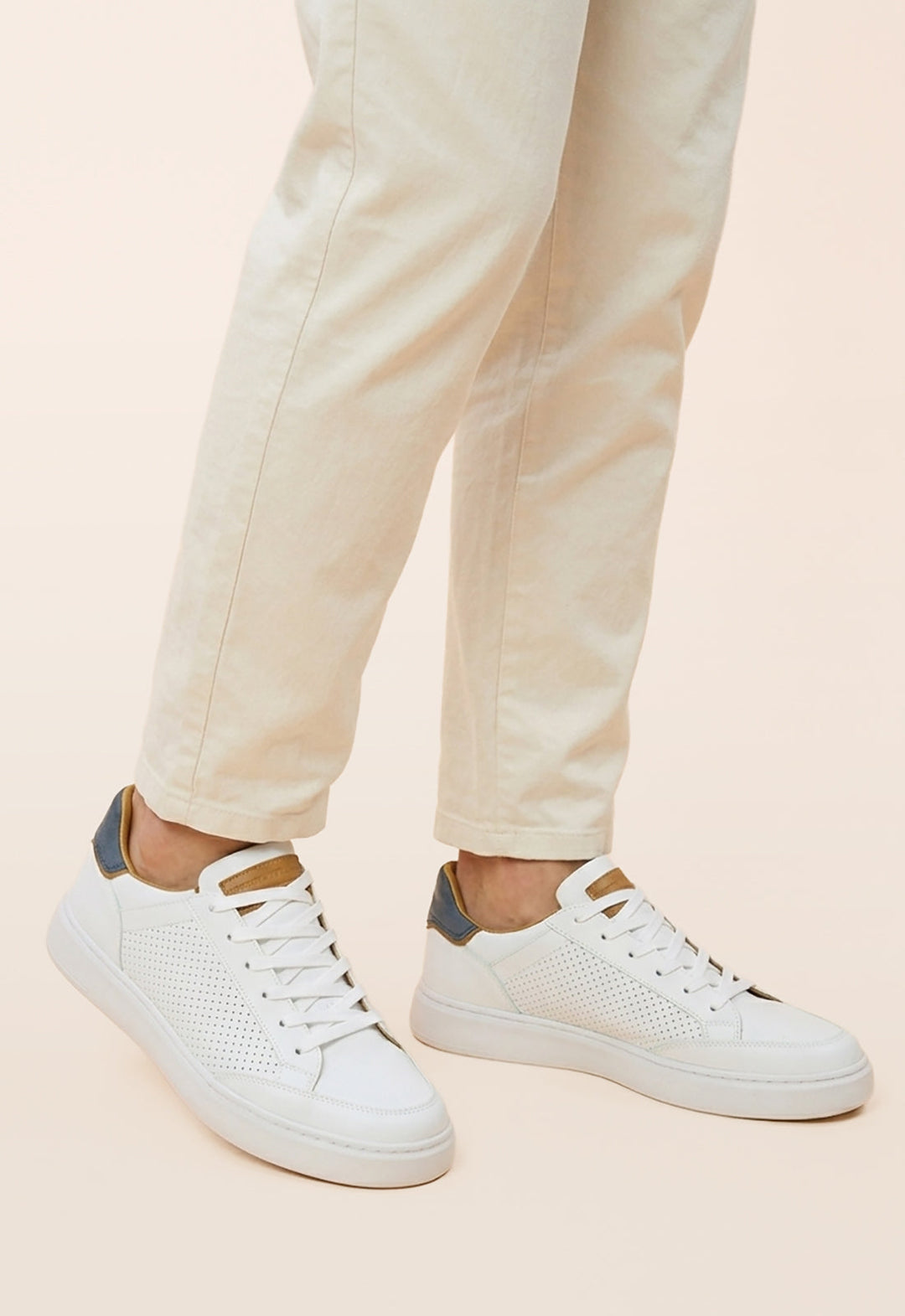 Moda maschile: sneakers eleganti uomo, scarpe basse dal design minimalista per comfort quotidiano.