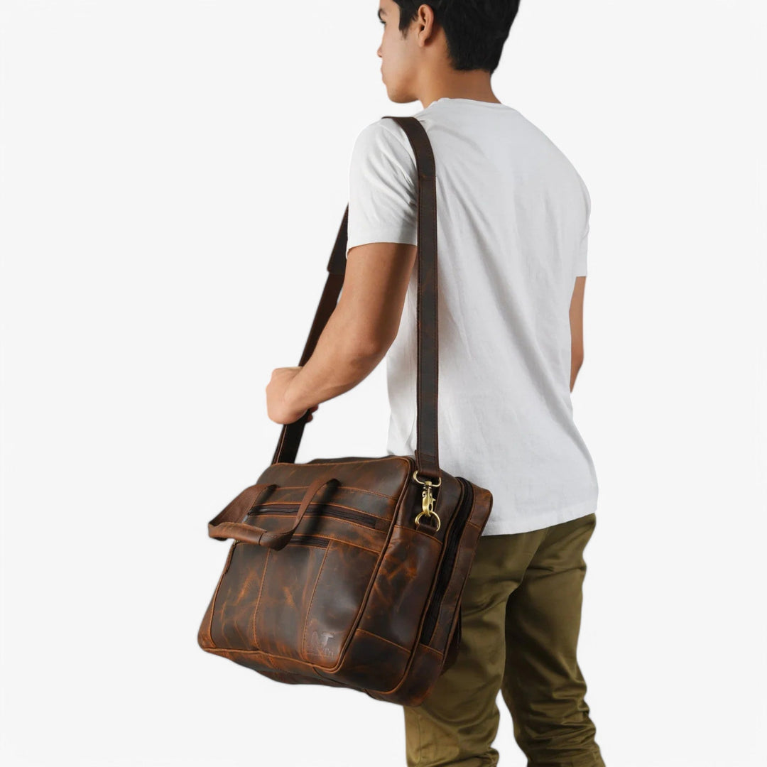 Elegante borsa portadocumenti marrone unisex, con vari scomparti per massima organizzazione.