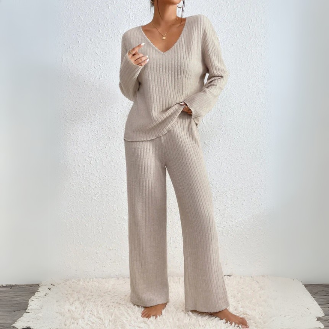Completo loungewear donna invernale, morbido maglione scollo a V e pantaloni dritti per relax con stile.