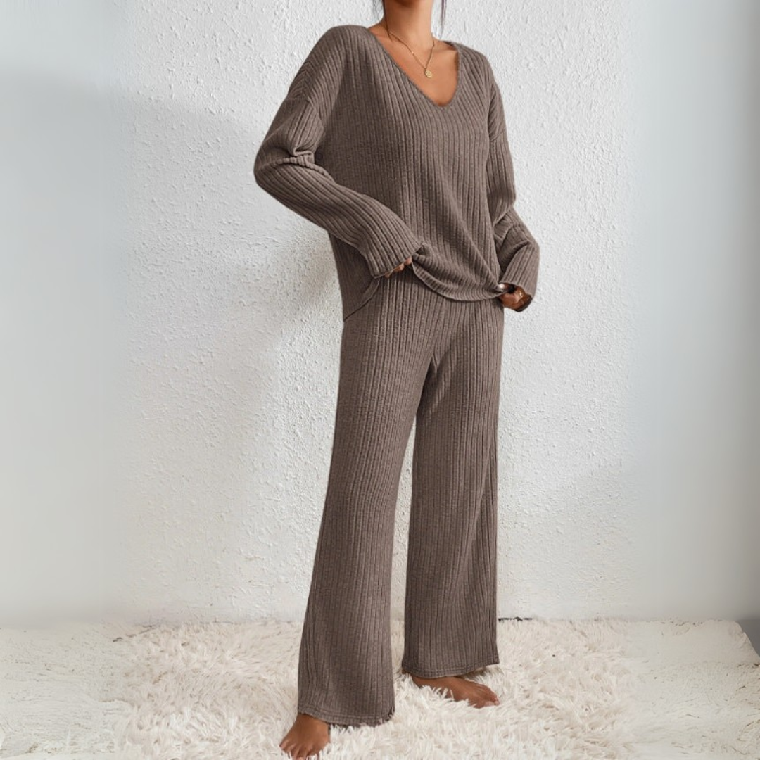 Completo donna invernale per relax: morbido maglione scollo a V e pantaloni dritti, perfetto abbigliamento casa.