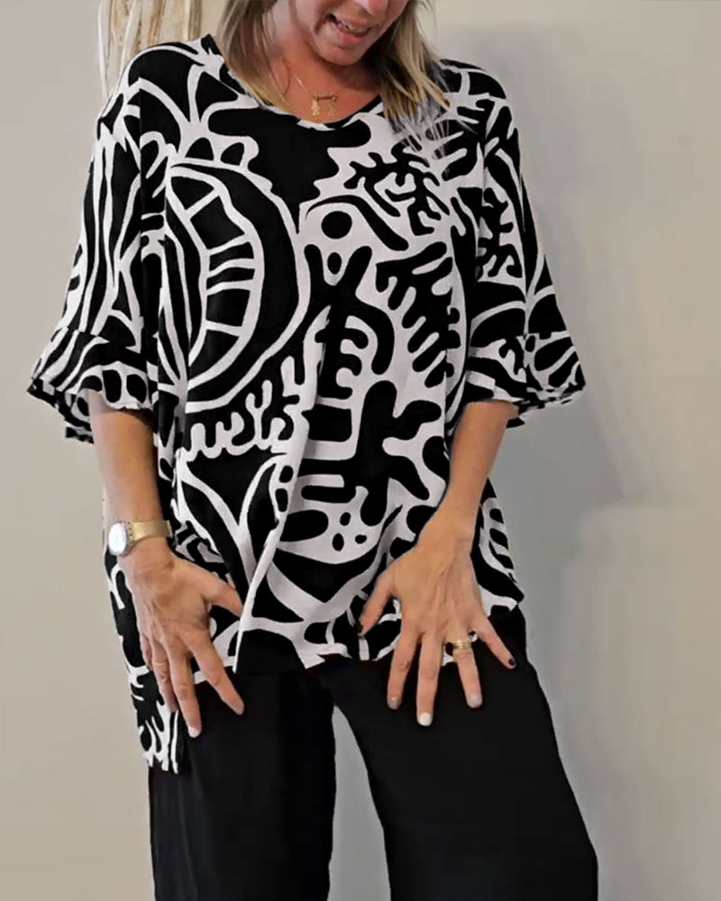 Top ampio donna con maniche fluide e stampa astratta originale. Ideale per un look casual-elegante versatile.