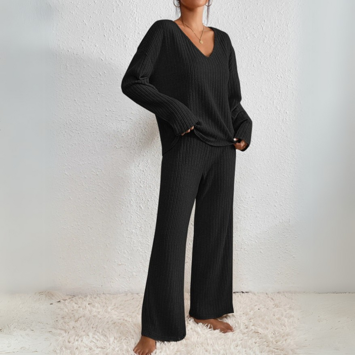 Elegante completo due pezzi donna inverno: maglione scollo a V e pantaloni comodi per abbigliamento casa.