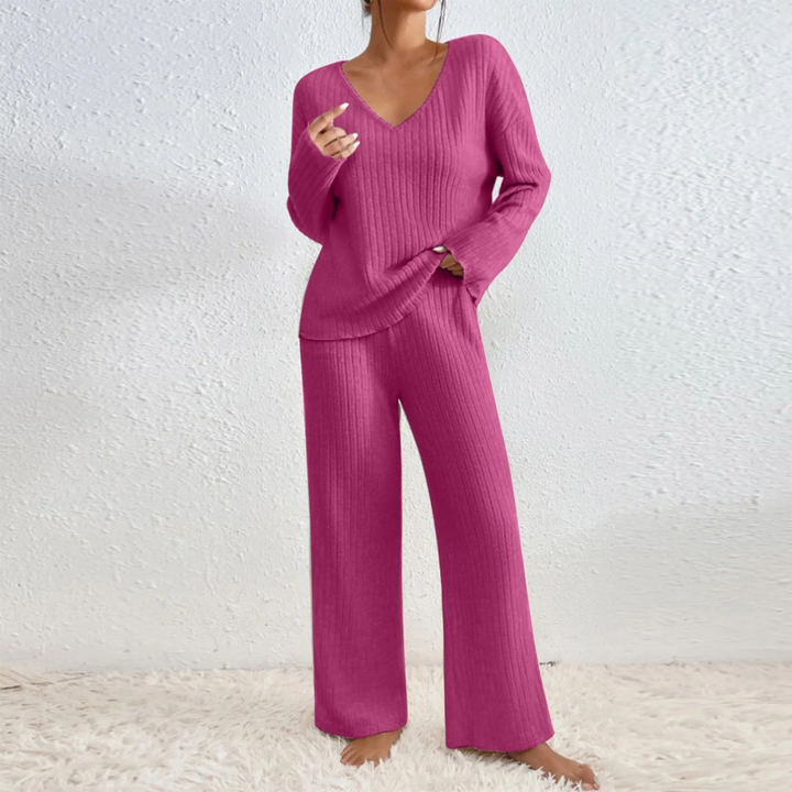 Completo donna due pezzi per abbigliamento casa: maglione scollo a V e pantaloni dritti per relax e stile.