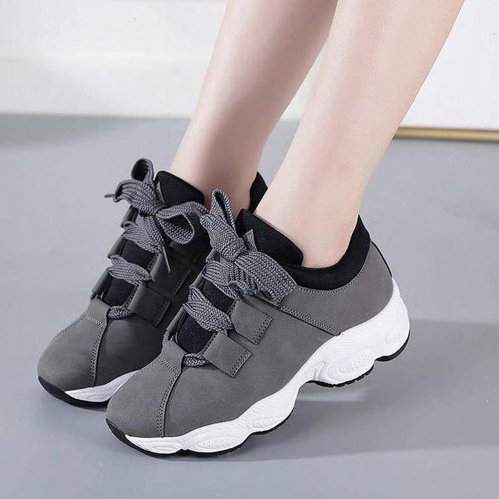 Scarpe sportive donna con suola spessa per comfort superiore. Sneakers casual con lacci, perfette per ogni giorno.