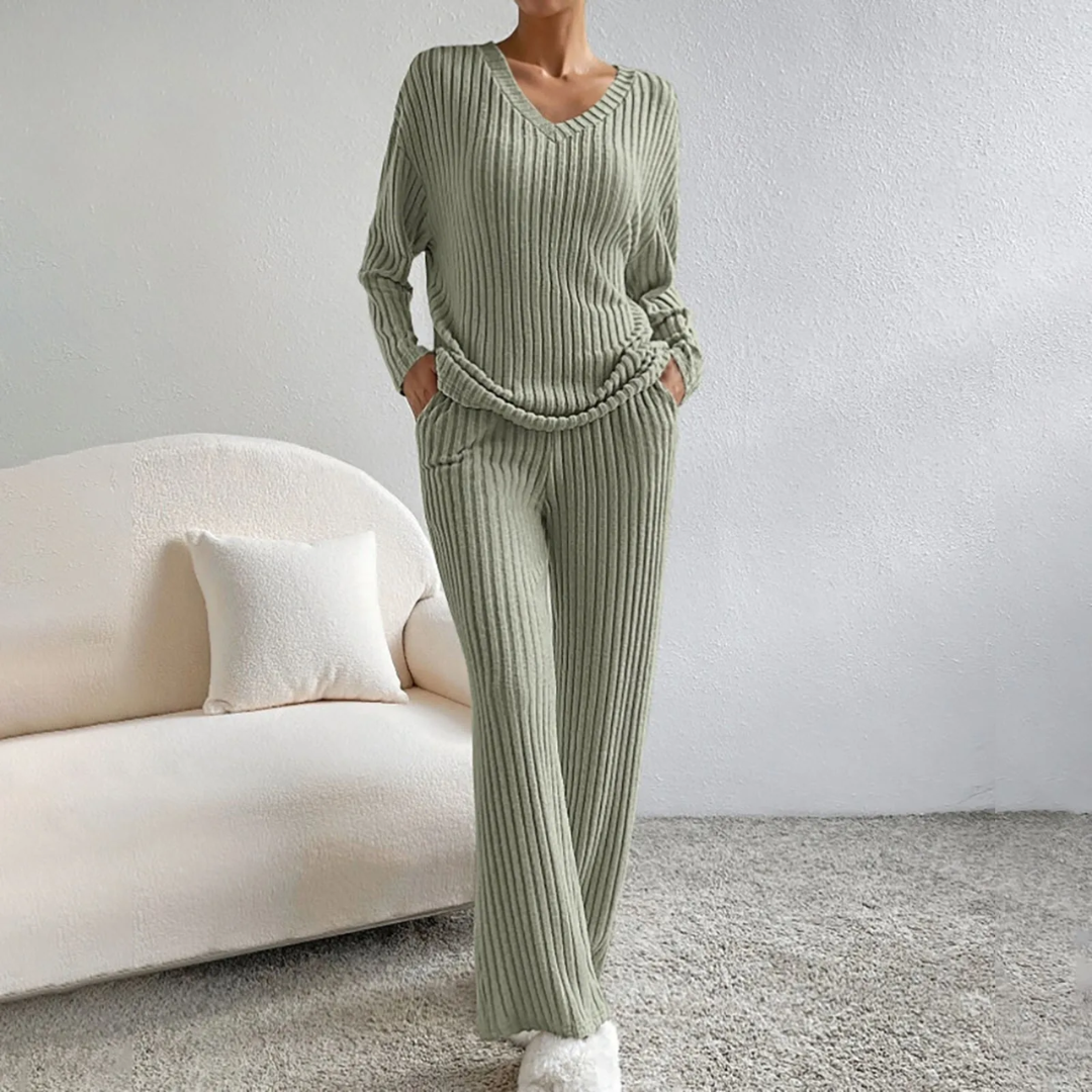 Morbido completo loungewear invernale donna, maglione scollo a V e pantaloni dritti per massimo comfort e relax.