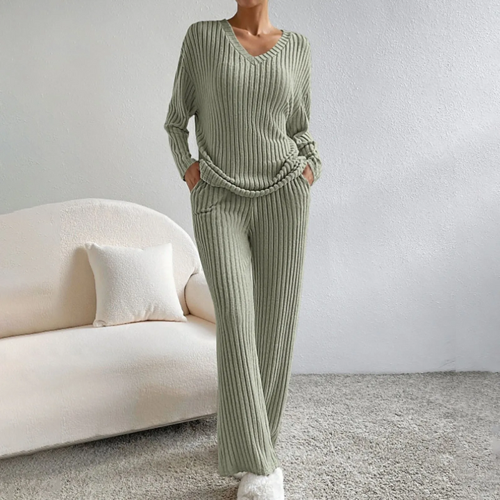 Morbido completo loungewear invernale donna, maglione scollo a V e pantaloni dritti per massimo comfort e relax.