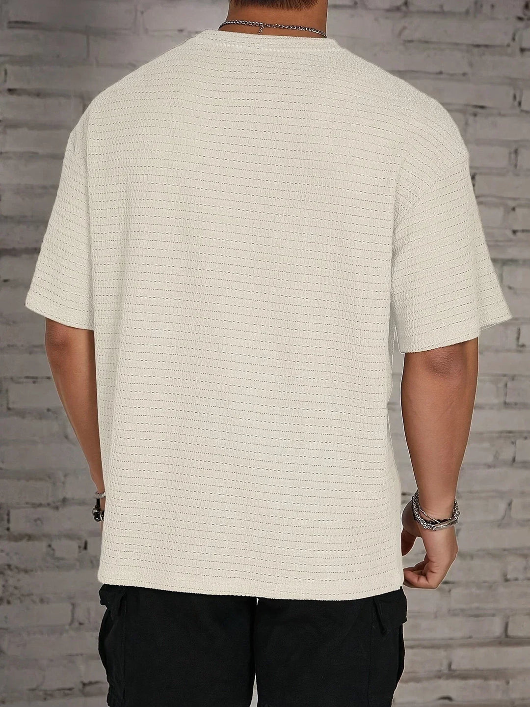 Maglietta uomo maniche corte, texture distintiva, per un look quotidiano rilassato e casual in estate.