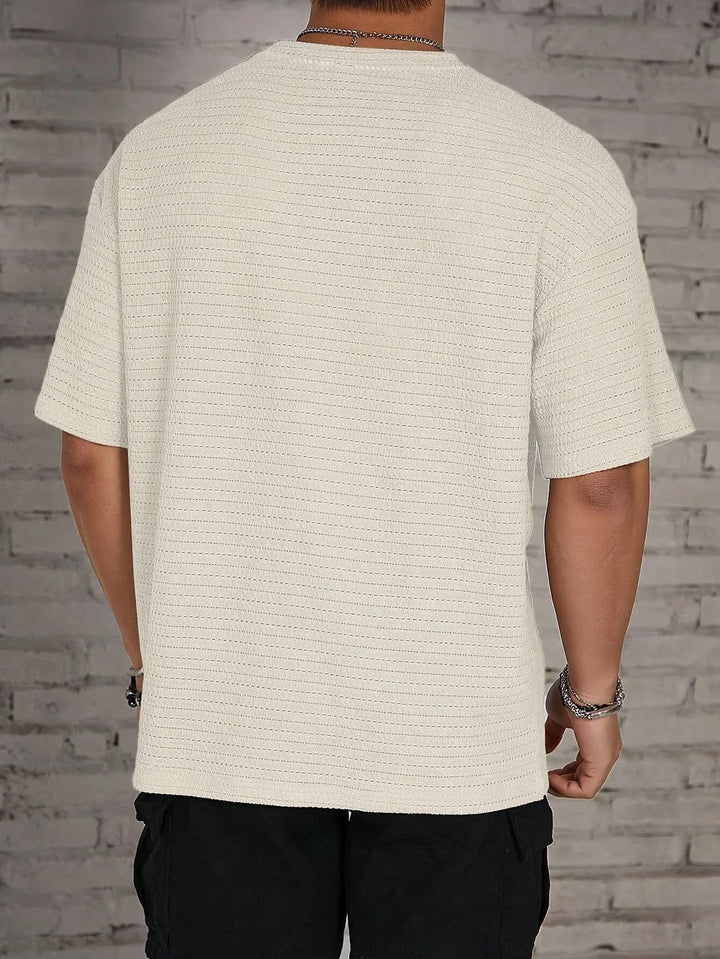 Maglietta uomo maniche corte, texture distintiva, per un look quotidiano rilassato e casual in estate.
