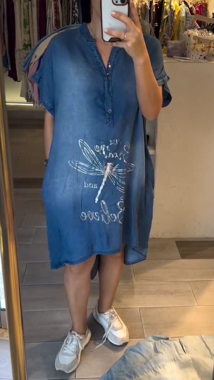 Abito donna in denim blu, taglio casual con scollo a V e bottoni. Ideale per la primavera e look quotidiano.