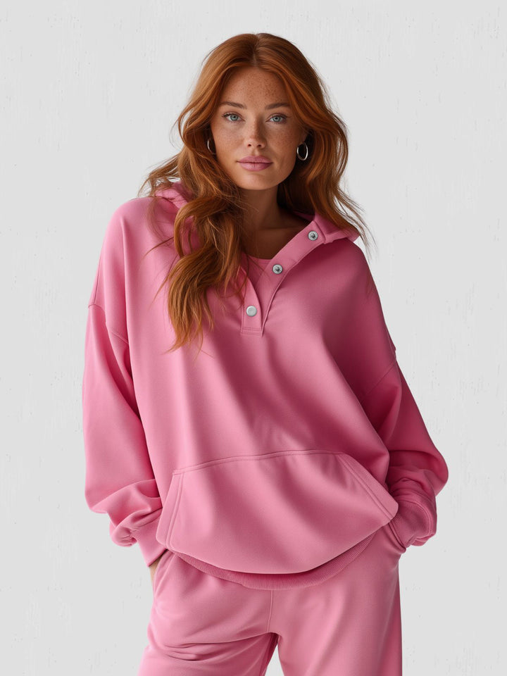 Donna indossa felpa oversize con cappuccio e bottoni a pressione, ideale per un look quotidiano, comfort autunno-inverno.
