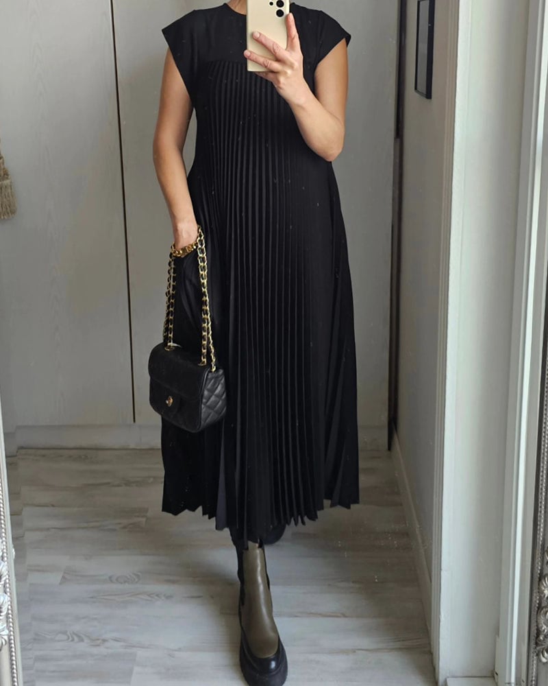 Abito raffinato e fluido da donna, maxi plissettato, per un'eleganza senza tempo in ogni occasione.