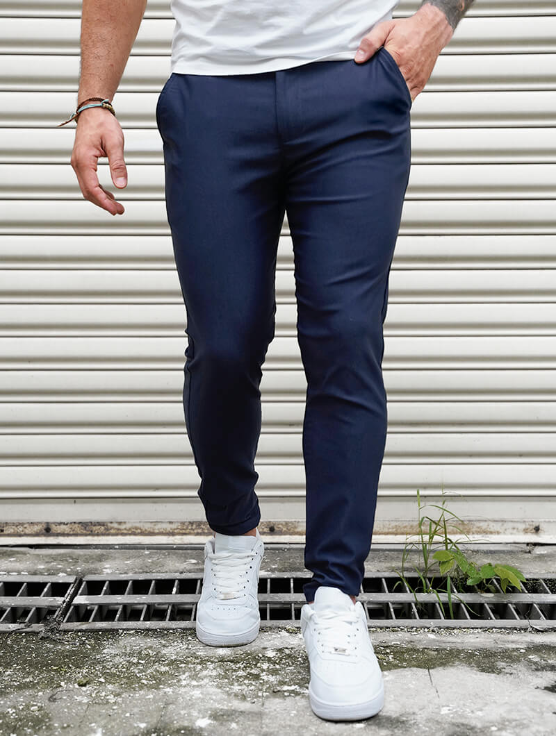 Pantaloni business uomo slim fit blu scuro, eleganti e confortevoli per l'ufficio.