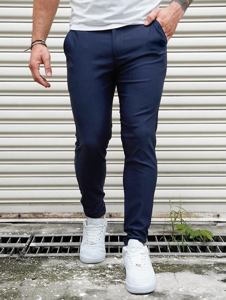 Pantaloni business uomo slim fit blu scuro, eleganti e confortevoli per l'ufficio.