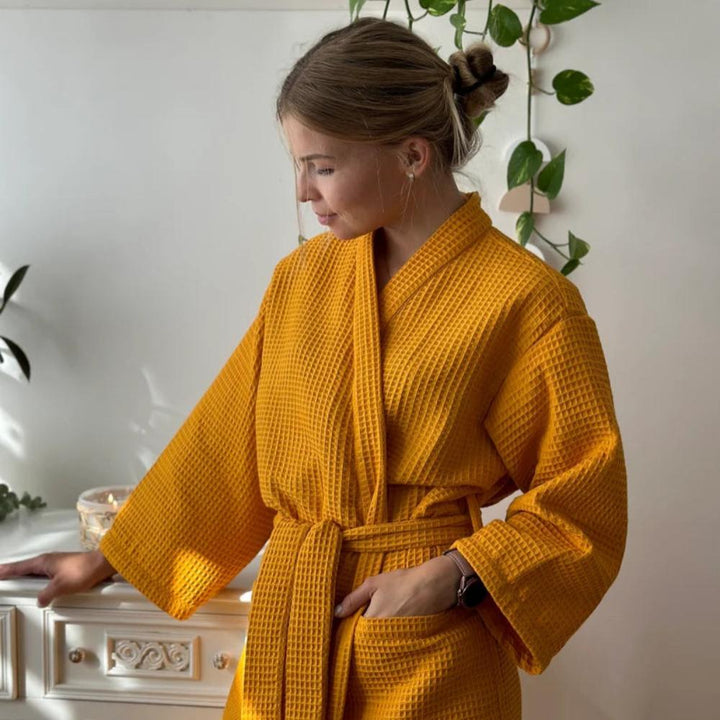Accappatoio kimono da donna in morbido cotone traspirante, ideale per relax in casa o spa.