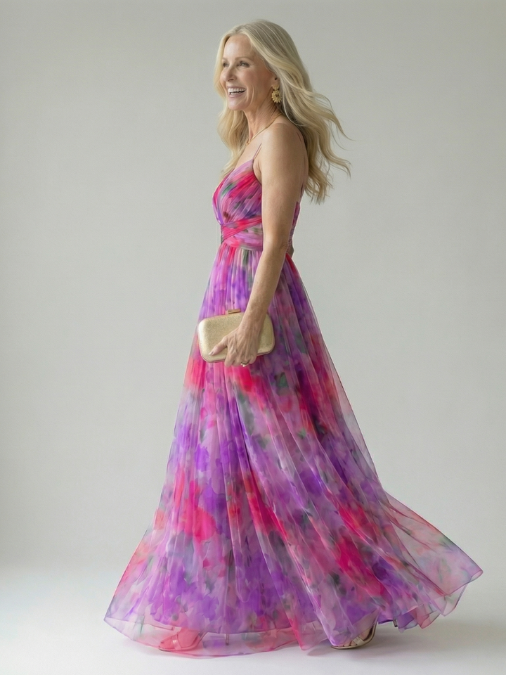 Abito maxi fluido incrociato, perfetto per la moda estiva femminile. Design leggero e versatile.