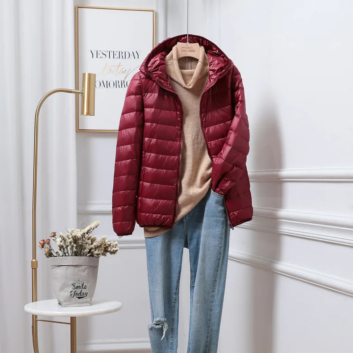 Giacca nera donna trapuntata, con cappuccio. Leggera, un must-have elegante per l'inverno.