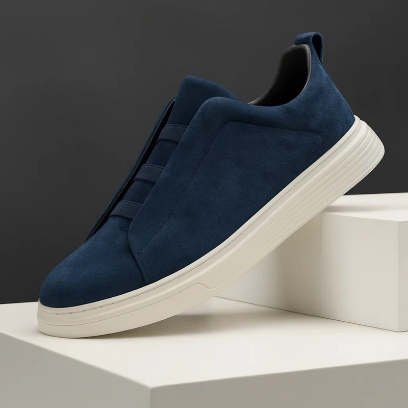 Sneakers uomo basse con lacci elastici e suola ammortizzata. Perfette per un look casual e comfort quotidiano.