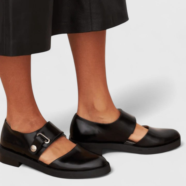 Scarpe Mary Jane nere da donna, eleganti e confortevoli, con cinturino, punta tonda e suola spessa.