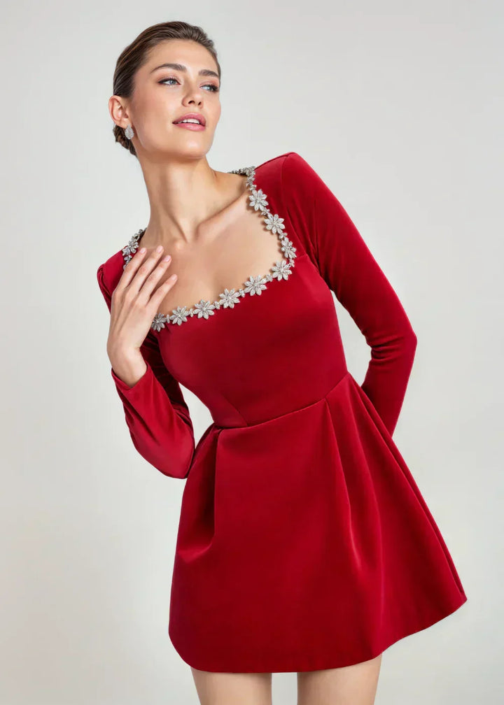 Mini abito da donna con maniche lunghe e scollo quadrato, design svasato, per un look serale chic.