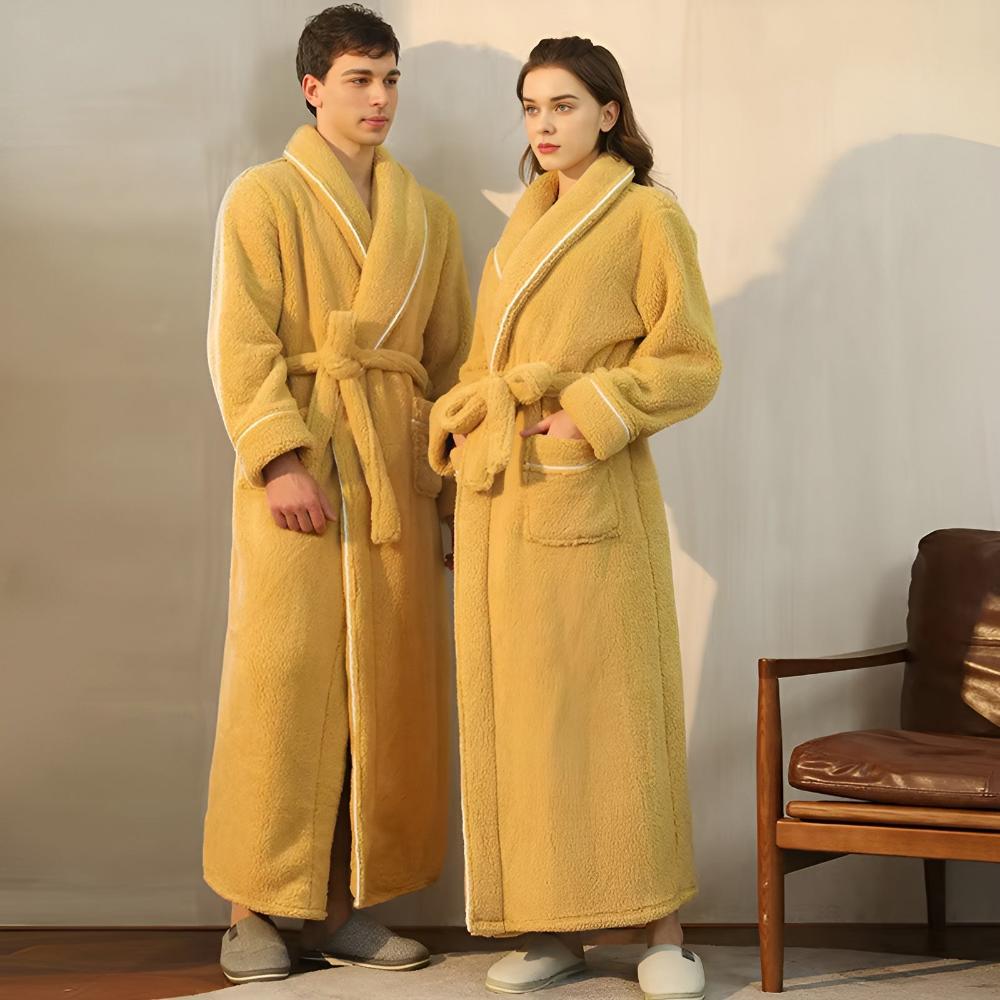 Accappatoio unisex lungo in sherpa, super morbido e caldo. Ideale per relax confortevole a casa.