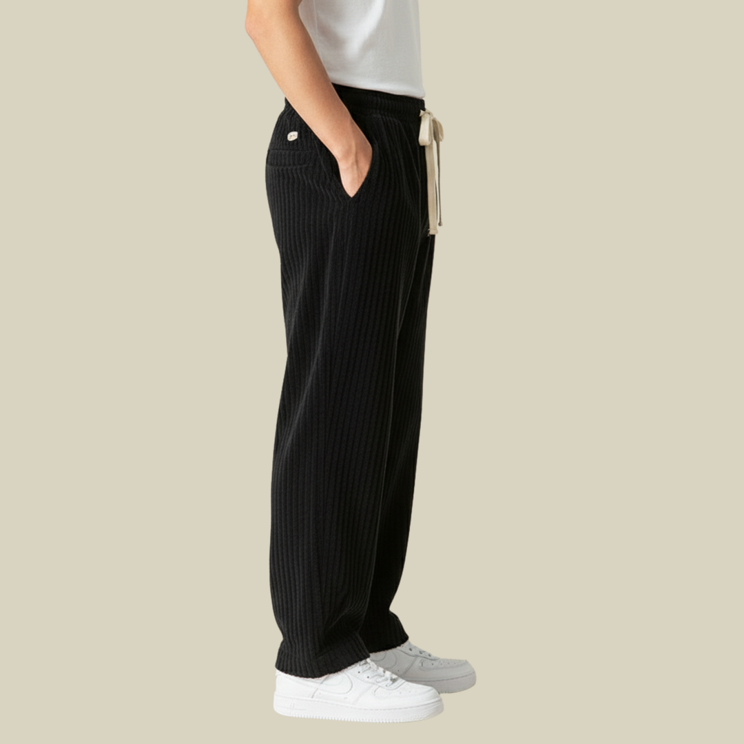 Pantaloni uomo velluto vestibilità rilassata, vita elastica e tasche. Ideali per un comfort casual senza pari.