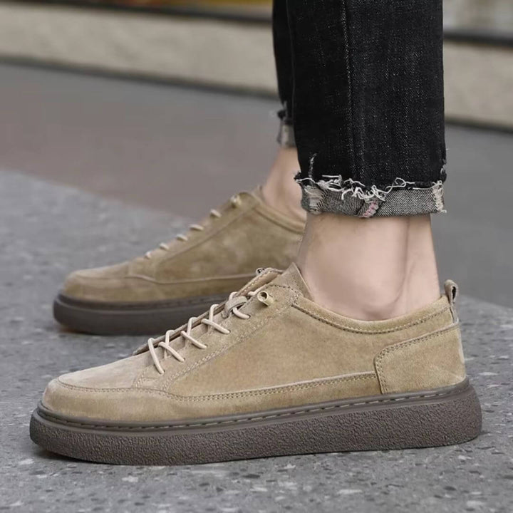 Sneakers uomo blu navy casual con lacci, design pulito. Calzature comode per il fashion maschile.