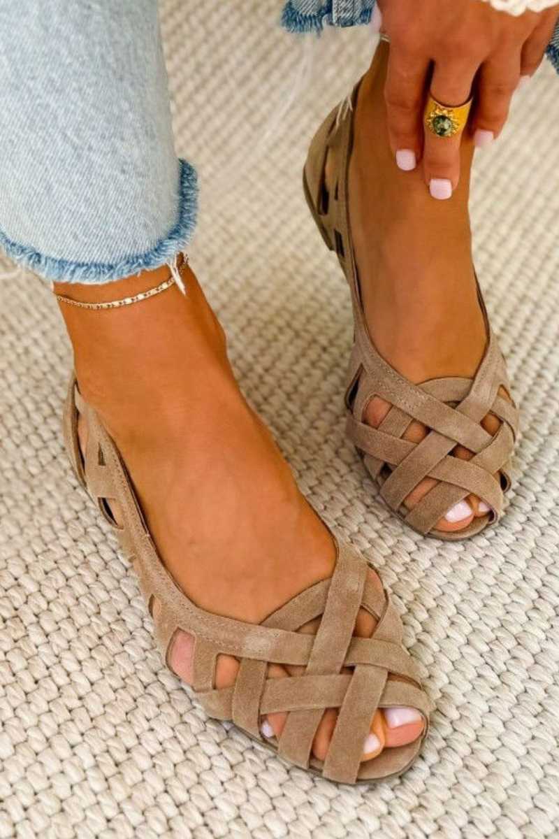Sandali donna piatti intrecciati neri, perfetti per l'estate e un look casual chic con punta aperta.