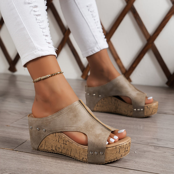 Sandali donna Alessia con zeppa, calzature femminili di qualità per l'estate e il comfort.