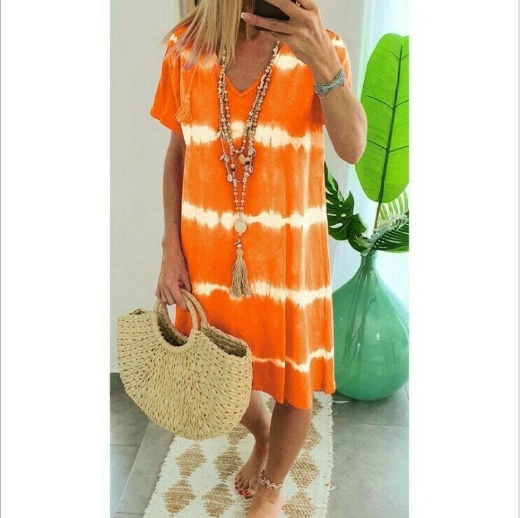 Donna che indossa abito estivo tie-dye casual con scollo a V, ideale per vacanze e tempo libero.