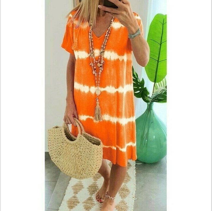 Donna che indossa abito estivo tie-dye casual con scollo a V, ideale per vacanze e tempo libero.