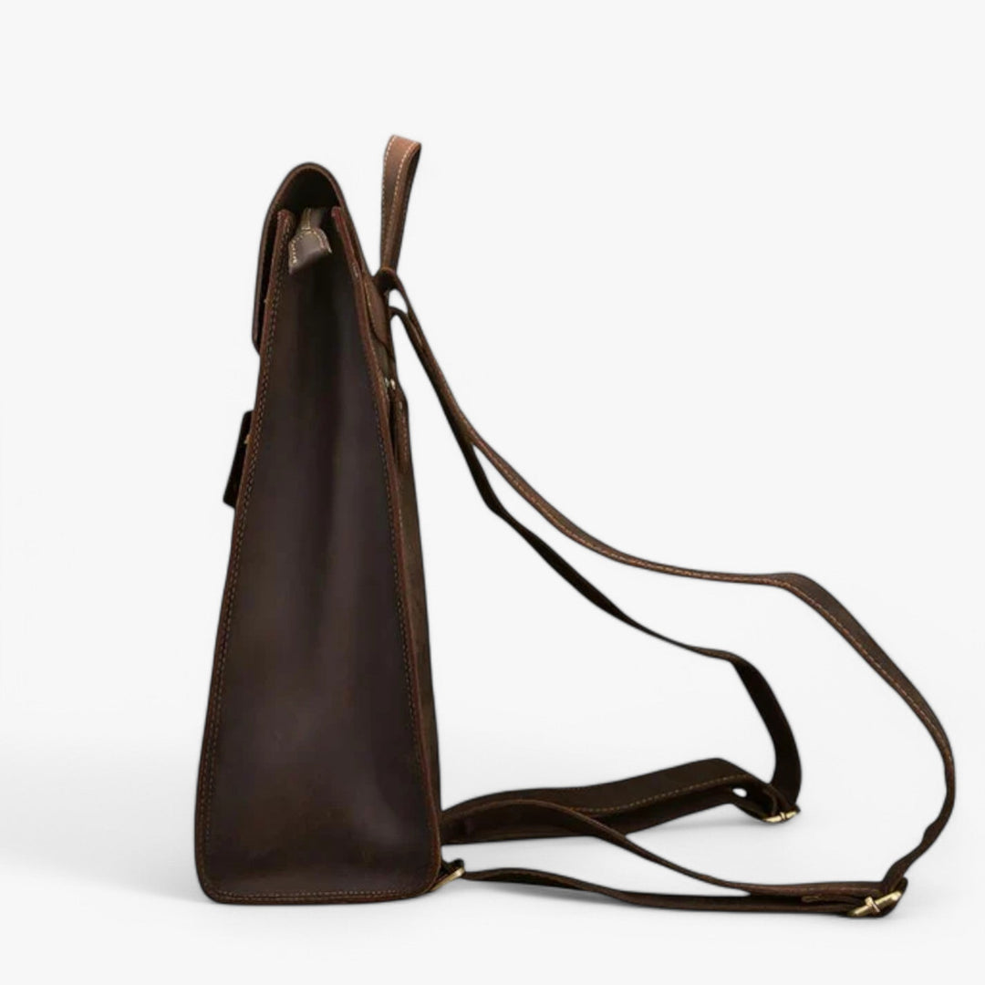 Borsa zaino marrone scuro dal design elegante e pulito, ideale per adulti e accessori raffinati.