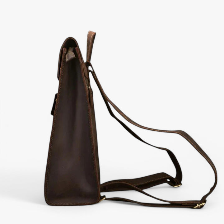 Borsa zaino marrone scuro dal design elegante e pulito, ideale per adulti e accessori raffinati.
