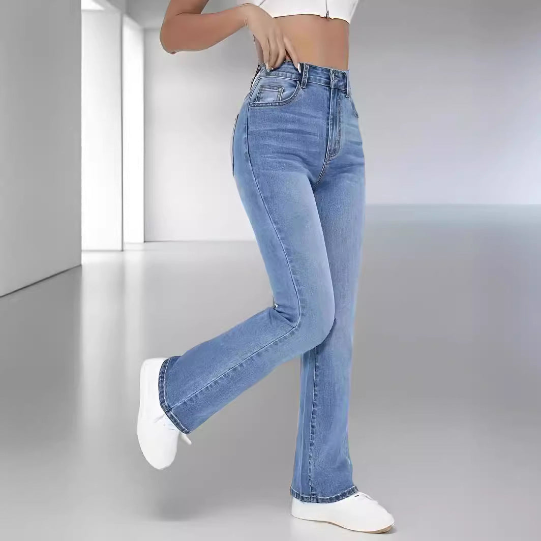 Jeans donna azzurro cielo a vita alta, slim fit con gamba dritta. Essenziali per l'eleganza quotidiana e comfort.